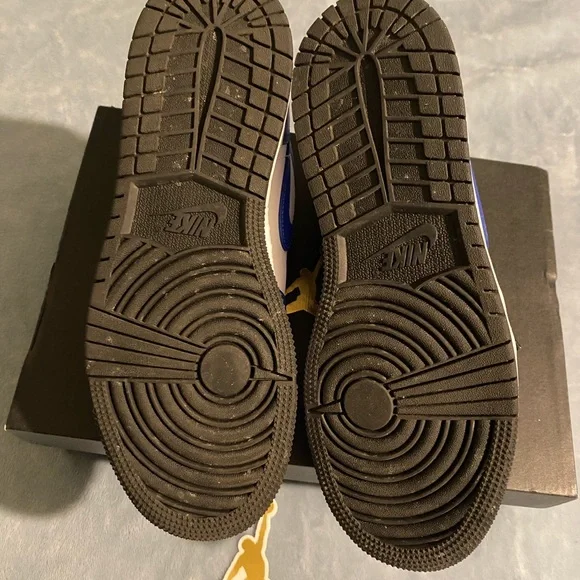 AIR JORDAN 1LOW(GS) size 6y - Picture 6 of 8